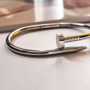 دستبند میخی استیل طرح کارتیر