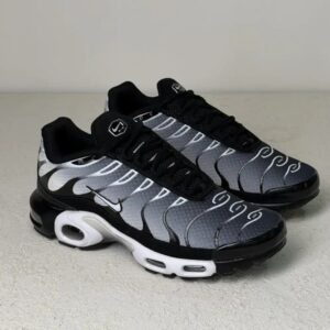 کفش نایک ایر مکس پلاس TN مشکی و نقره‌ای متالیک